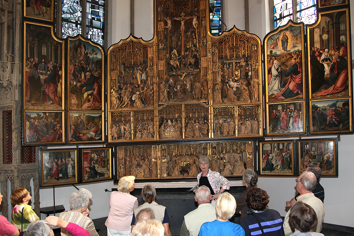 Maria Krämer ist Kennerin des Antwerpener Meisters, von dem ein Altar in Linnich steht. Foto: Günter Jagodzinska/Archiv