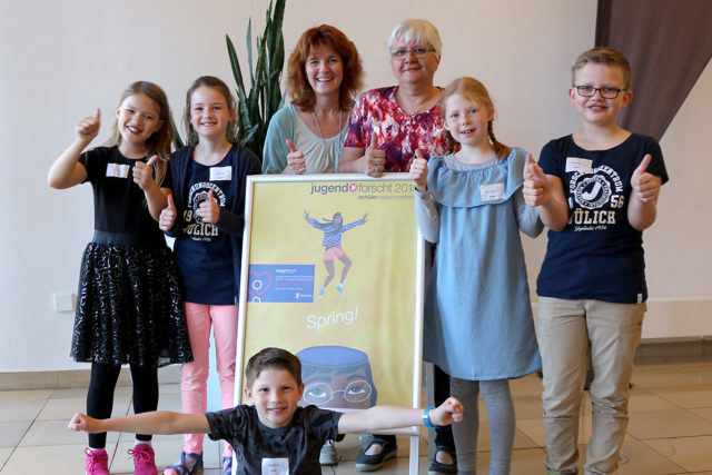 Die Koslarer Jungforscher mit Schulleiterin Stella Rath (3.v.l.) und ihrer Lehrerin Andrea Rathmann (4.v.l.) in Essen. Foto: GGS Jülich-West