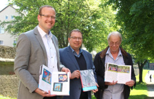 Gemeinschaftswerk von Herausgeber und Autor Simon Matzerath (v.l.n.r.), Autor Guido von Büren und Verleger Michael Kuhn: "Maibräuche im Rheinland". Foto: Dorothée Schenk