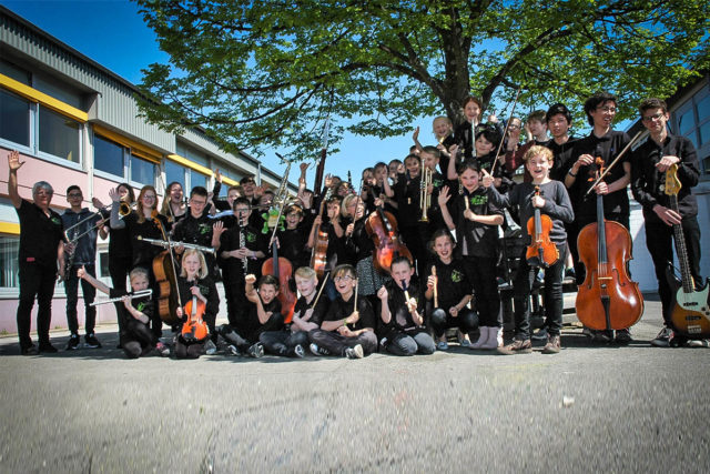 Das Schulorchester der GGS Jülich-West in Koslar unter der Leitung von Andrea Rathmann (links). Foto: Arne Spangenberg