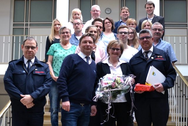 Udo Diß wurde durch Bürgermeister Axel Fuchs aus seinem Amt als Wehrleiter verabschiedet. Kreisbrandmeister Karlheinz Eismar überreichte Ehrenurkunde und Ehrennadel und Wegbegleiter und Familie gratulierten. Foto: Stadt Jülich/Stein