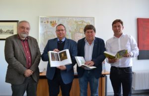 Bürgermeister Axel Fuchs (r.) freute sich mit den Herausgebern Ralf-Peter Fuchs, Guido von Büren und Georg Mölich (v.l.) über die Herausgabe der neuen Publikation über den Jülicher Herzog Wilhelm V. und seine Zeit. Foto: Stadt Jülich/Stein