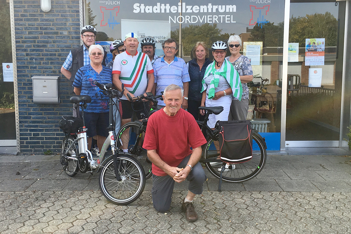 Andreas Geißler (Mitte hinten) begeistert Seniorinnen und Senioren für Radausflüge in die Umgebung. Foto: Stadt Jülich / S.Haxha