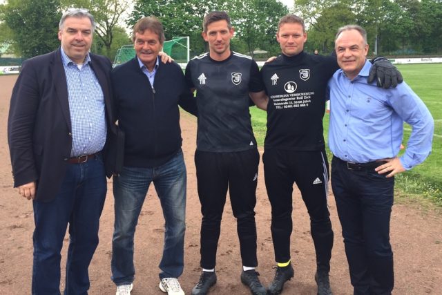 Der Vorstand präsentiert die Trainer der Saison. Foto: Verein