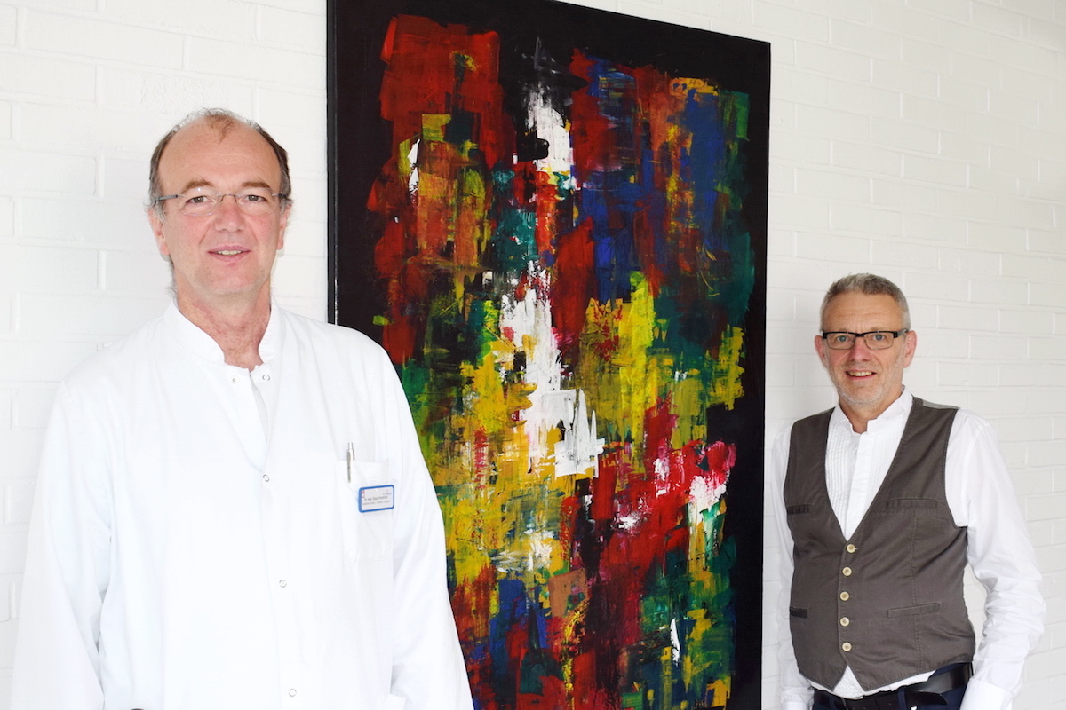 Dr. med. Klaus Hindrichs, ärztlicher Direktor und Chefarzt der Chirurgie, gemeinsam mit dem Künstler Jörg Flackskamp. Foto: S. Freyaldenhoven