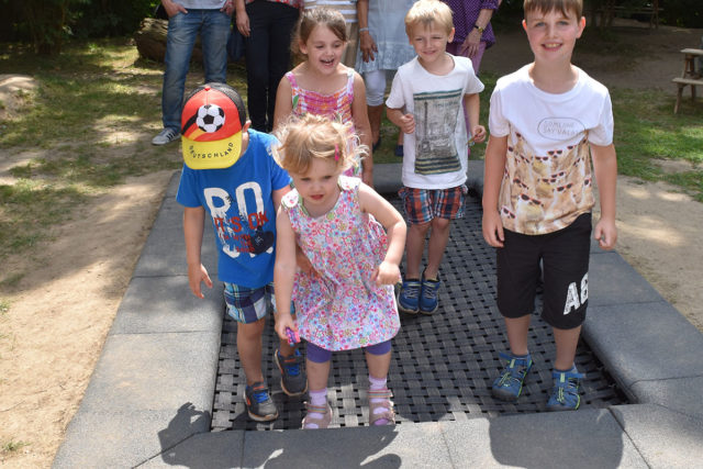 Sofort erobert: Das Bodentrampolin im Rochus-Kindergarten. Foto: M. Göbbels