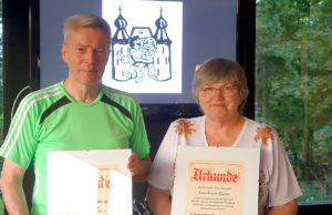Norbert Lühring und Regine Fischer mit ihrer Ernennungsurkunde zum Ehrenmitglied. Foto: Verein