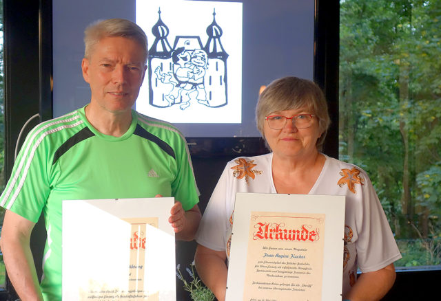 Norbert Lühring und Regine Fischer mit ihrer Ernennungsurkunde zum Ehrenmitglied. Foto: Verein