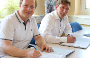 Von Cornel Cremer (l) und Axel Fuchs wurde die Kooperation zwischen Kulturbahnhof und Brückenkopf-Park mit der Unterschrift besiegelt. Foto: Dorothée Schenk