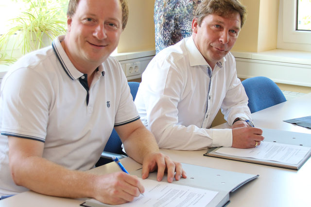 Von Cornel Cremer (l) und Axel Fuchs wurde die Kooperation zwischen Kulturbahnhof und Brückenkopf-Park mit der Unterschrift besiegelt. Foto: Dorothée Schenk