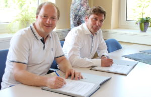 Cornel Cremer (l) und Axel Fuchs (r) besiegeln die Kooperation mit ihrer Unterschrift. Foto: Dorothée Schenk