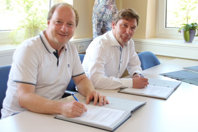 Cornel Cremer (l) und Axel Fuchs (r) besiegeln die Kooperation mit ihrer Unterschrift. Foto: Dorothée Schenk