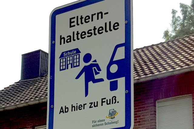 Ab hier geht es für die Jülicher Grundschulkinder zu Fuß weiter: Die Elternhaltestelle setzen ein Zeichen. Foto: Stadt Jülich/Fasel-Rüdebusch