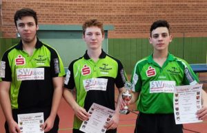 Lukas Elbern, Moritz Beume und Muhammed Akar holten den Pokal. Foto: Verein
