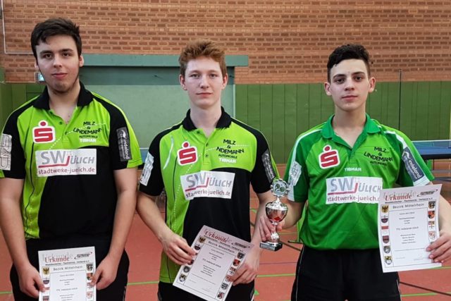 Lukas Elbern, Moritz Beume und Muhammed Akar holten den Pokal. Foto: Verein