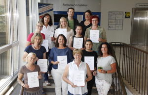 Sprachliche Bildung fördern 12 Kita-Fachkräfte erhielten ihr Zertifikat für "Sprachliche Bildung im Elementarbereich" von Jürgen Fischer, Leiter des Kommunalen Integrationszentrums. Foto: Kreis Düren