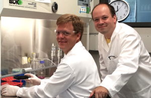 Chemiker Dr. Matthias Goßmann und der Biomediziner Peter Linder sind Preisträger. Foto: innoVitro
