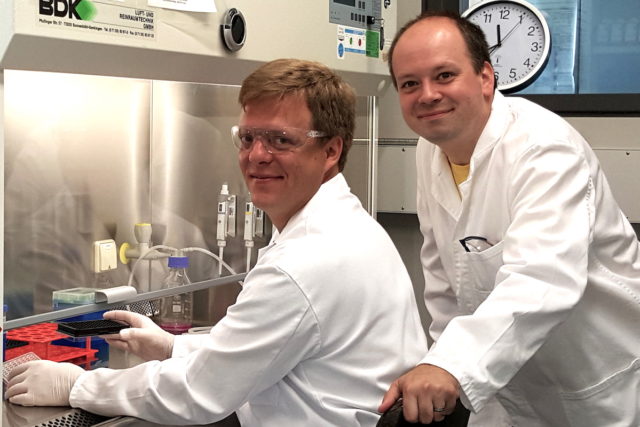 Chemiker Dr. Matthias Goßmann und der Biomediziner Peter Linder sind Preisträger. Foto: innoVitro