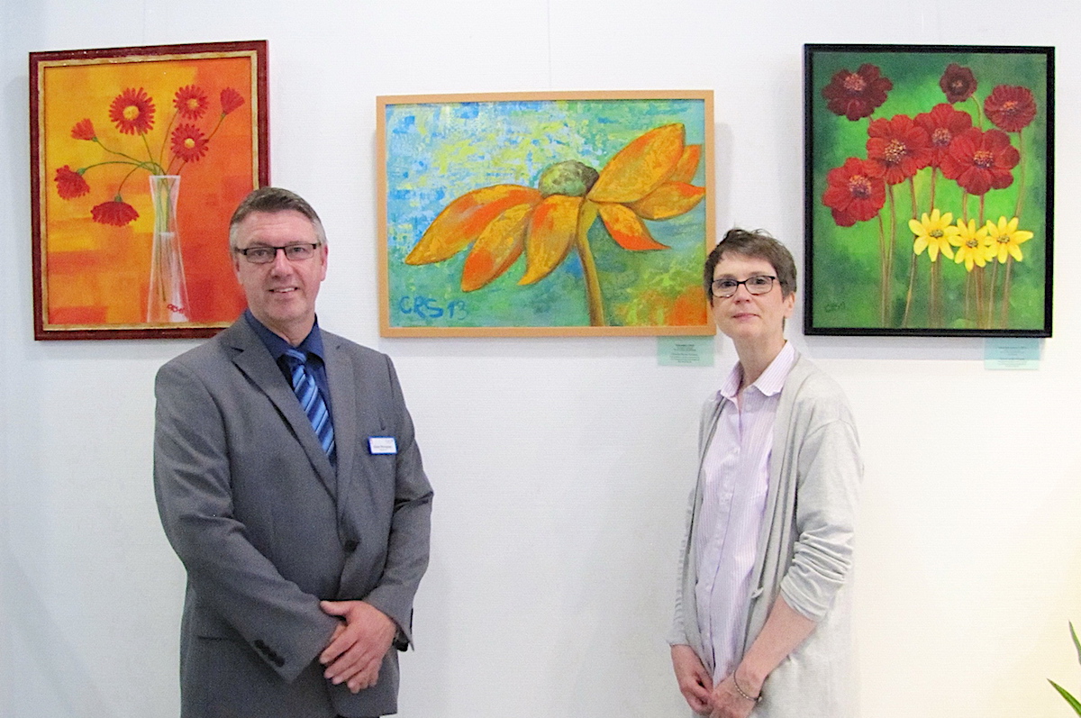 Pflegedirektor Günter Weingarten und Christine Radtke-Schramm bei der Eröffnung der Kunstausstellung. Foto: Kaya Erdem
