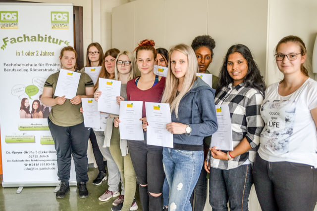 Schülerinnen der Fachoberschule für Ernährung Jülich mit Teilnahme-Zertifikat. Foto: Schule
