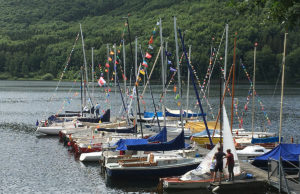 Festbeflaggung am Steg. Foto: Verein