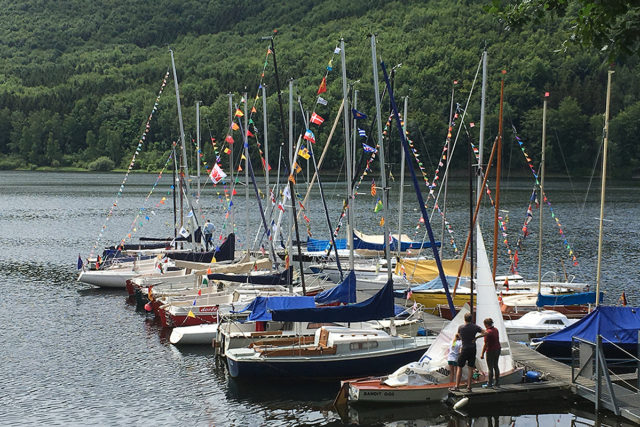 Festbeflaggung am Steg. Foto: Verein