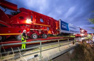 Damit der 500-Tonnen-Schwertransport die Merzbach-Brücke überqueren kann, wird sie kurzzeitig überbaut. Das Bild zeigt eine Brückenüberquerung bei Mönchengladbach. (Quelle: Lutz Kampert, RWE)