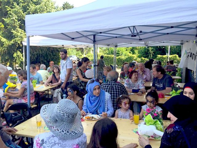 Der schattige „Biergarten“ lud ein zu guten Gesprächen bei Musik, leckerem Essen und kühlen Getränken. Foto: Stadt Jülich / Beatrix Lenzen