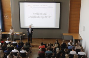 Landrat Wolfgang Spelthahn und Ausbildungsleiterin Nicole Sutter informierten mit den aktuellen Auszubildenden auf dem Aktionstag "Ausbildung 2019" über Möglichkeiten, in der Verwaltung eine Karriere zu starten. Foto: Kreis Düren