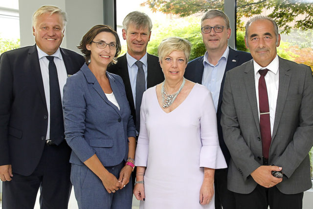 Der Kreis Düren forciert den Breitbandausbau, um noch mehr Haushalte mit schnellem Internet zu versorgen. Auf einer Pressekonferenz stellte Landrat Wolfgang Spelthahn die Pläne mit Anja Wilhelm, Marco Bormann (beide Telekom), Angelika und Stephan Fuß (Soconet Network Solutions) und Walter Weinberger, Leiter des Amtes für Kreisentwicklung und Wirtschaftsförderung (von links), vor. Foto: Kreis Düren