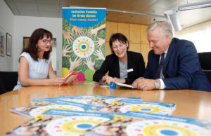 Zweiter Familienwegweiser erschienen Elke Ricken-Melchert, Leiterin des Amtes für Demografie, Kinder, Jugend, Familie und Senioren, Angelika Schmitz, die die Angebote des Familienwegweisers zusammenstellte, und Landrat Wolfgang Spelthahn mit den ersten druckfrischen Exemplaren. Foto: Kreis Düren