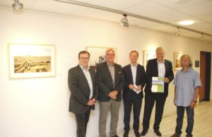 Hubert Perschke (r.) überreichte Landrat Wolfgang Spelthahn zur Ausstellungseröffnung ein Fotobuch. Mit auf dem Bild CDU-Bildungsstaatsekretär Thomas Rachel, der Superintendent des Evangelischen Kirchenkreises Jülich, Jens Sannig, und der Grünen-Bundestagsabgeordnete Oliver Krischer (von rechts). Foto: Kreis Düren