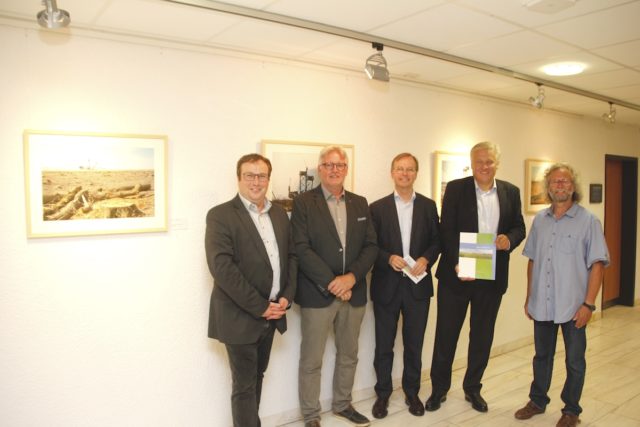 Hubert Perschke (r.) überreichte Landrat Wolfgang Spelthahn zur Ausstellungseröffnung ein Fotobuch. Mit auf dem Bild CDU-Bildungsstaatsekretär Thomas Rachel, der Superintendent des Evangelischen Kirchenkreises Jülich, Jens Sannig, und der Grünen-Bundestagsabgeordnete Oliver Krischer (von rechts). Foto: Kreis Düren