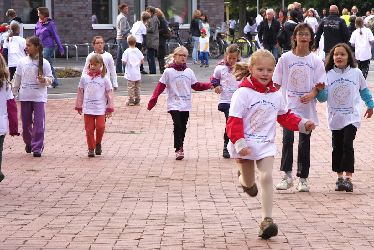 2012 fand in Jülich der erste Friedenslauf statt. Foto: Dorothée Schenk/ Archiv