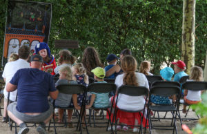 Der Kulturverein hatte seine Vorlese-Oase im Schachgarten. Fotos: Dorothée Schenk