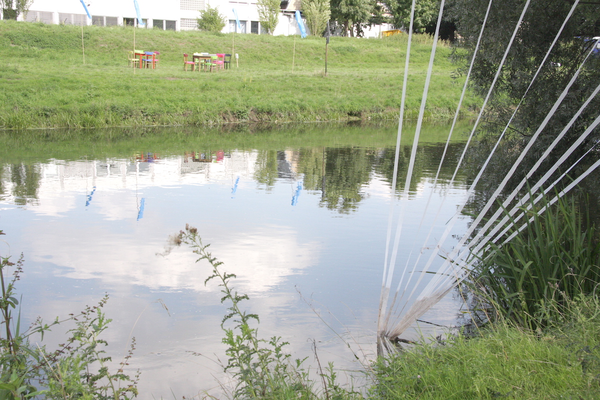 Der Skulpturenweg an der Linnicher Rur wird eine Teil der Wandertour. Foto: Dorothée Schenk, Archiv