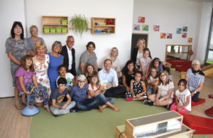 Lesen verbindet: Jungen und Mädchen der Grundschule Martin Luther, Pädagogen und ehrenamtliche Vorleserinnen, projektverantwortliche Mitarbeiter der Kreises Düren, Staatssekretär Thomas Rachel (Mitte) und Dr. Jörg F. Maas, Hauptgeschäftsführer der Stiftung Lesen. Foto: Kreis Düren