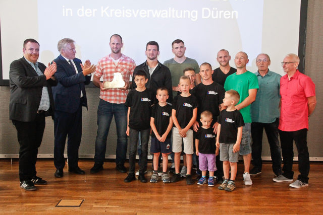 Mannschaft des Jahres: Der Ringerclub Merken wurde von Landrat Wolfgang Spelthahn (2. v. l.) mit dem 