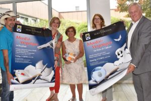 Sie laden zu den Krimilesungen Mord(s)-Vergnügen auf Burg Nideggen ein (v.l.): Alexander Mohnfeld, Edith Feuerborn (innogy), Käthe Rolfink (KIK), Luzia Schlösser (Burgenmuseum) und Schirmherr Landrat Wolfgang Spelthahn. Foto: Kreis Düren