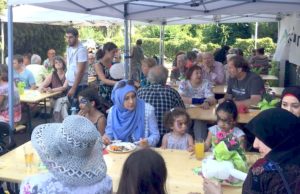 Der schattige „Biergarten“ lud ein zu guten Gesprächen bei Musik, leckerem Essen und kühlen Getränken. Foto: Stadt Jülich/ B. Lenzen