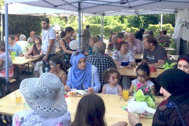 Der schattige „Biergarten“ lud ein zu guten Gesprächen bei Musik, leckerem Essen und kühlen Getränken. Foto: Stadt Jülich/ B. Lenzen