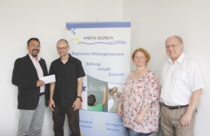 Jörg Rosenberger und Arno Breuer (beide Verein für Schüler mit dem Förderschwerpunkt Lernen) nahmen die Prämie von Manuela Mehrwald und Dr. Karl Wolter entgegen (von links). Foto: Kreis Düren