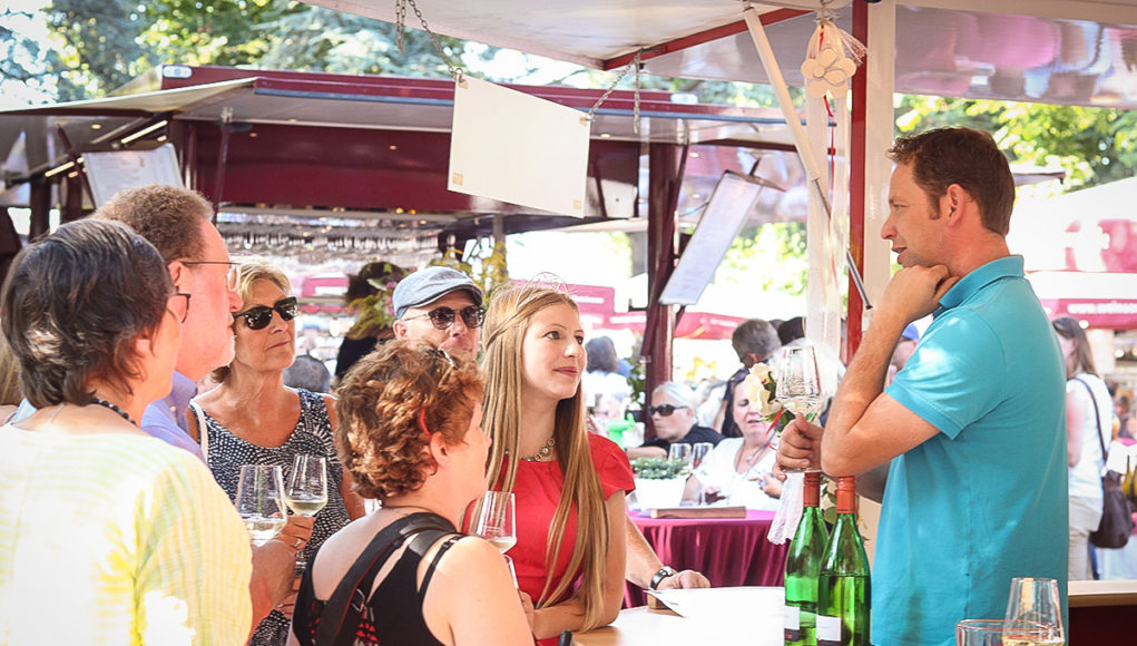 Die Gewinner des HERZOG Weinsommer Gewinnspiels lauschen zusammen mit Weinprinzessin Alina Scholtes den Worten des Winzers | Foto: HZGM