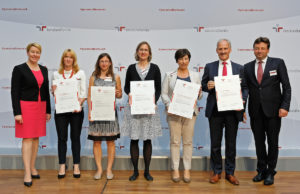 Zusammen mit weiteren Unternehmen, Institutionen und Hochschulen wurde das Bischöfliche Generalvikariat mit seinen bischöflichen Einrichtungen zertifiziert. Margherita Onorato-Simonis (3.v.r.) nahm die Auszeichnung von Bundesfamilienministerin Dr. Franziska Giffey (1.v.l.) entgegen. Foto: Bistum Aachen