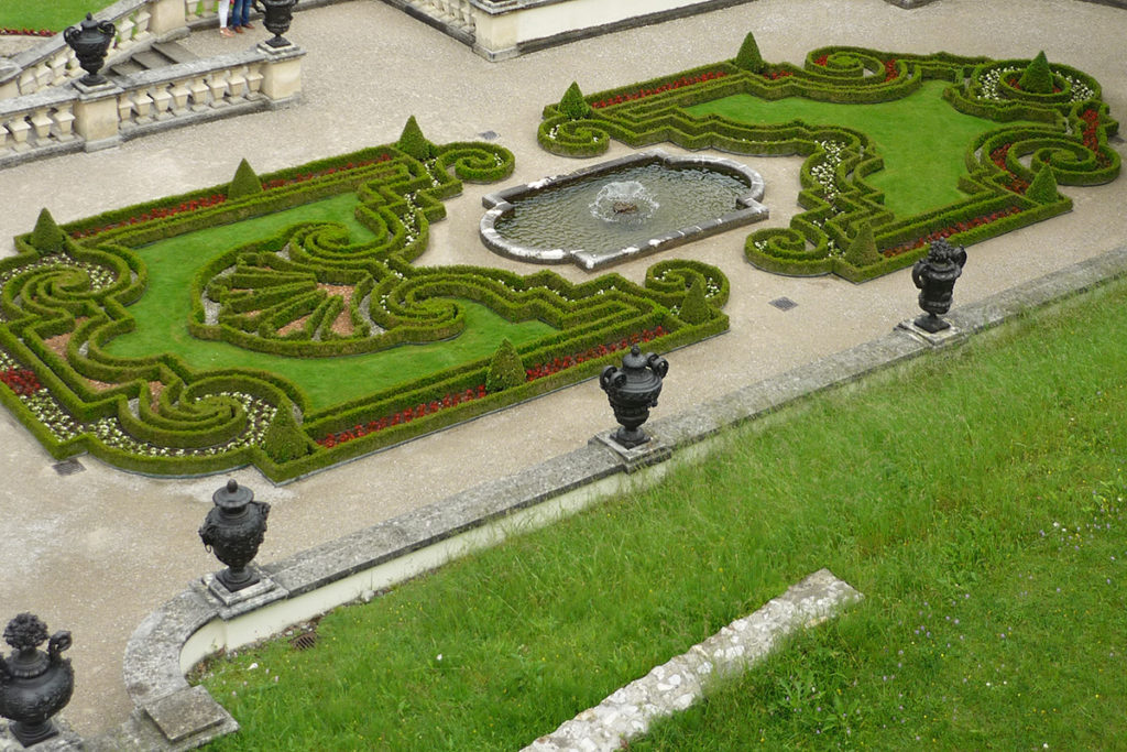 Für geometrisch angelegte Gärten sind Buchsbaumhecken essentiell, wie die Gartenanlage von Schloss Linderhof in Bayern zeigt. König Ludwig II hatte noch keine Probleme mit dem Buchsbaumzünsler als 1878 Schloss und Park vollendet wurden. Denn die kleine Raupe Nimmersatt und auch der zugehörige Kleinschmetterling, der Buchsbaumzünsler höchstselbst konnten damals noch nicht über den Tellerrand ihrer ostasiatischen Heimat hinaus blicken. Erst durch Pflanzenimporte kam der Vielfraß mit dem spezifischen Geschmack als blinder Passagier zu uns nach Deutschland. Foto: privat