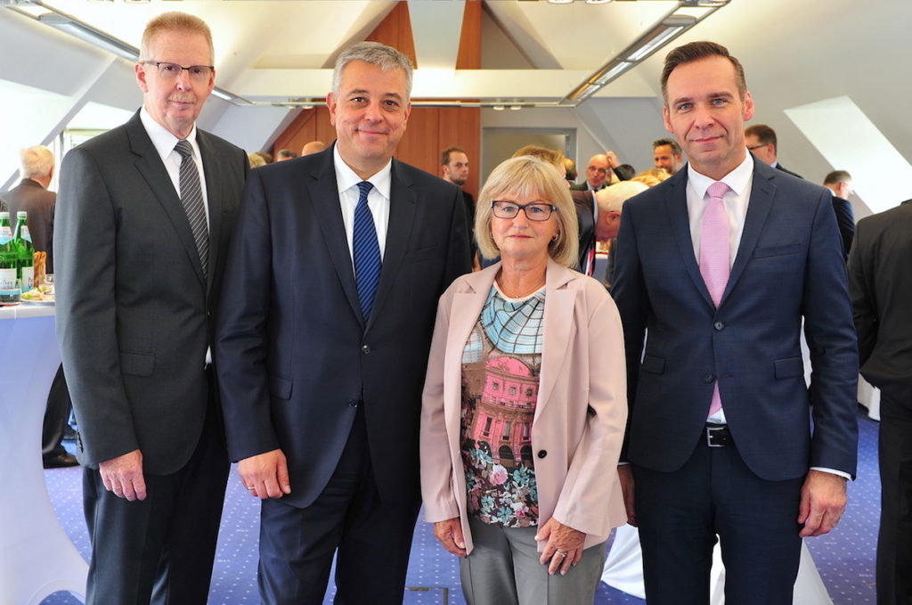 Abschiedcorps: v.l.: Burkard Schröders (Aachener Diözesancaritasdirektor und Vorsitzender des Aufsichtsrates der ctw), Dipl.-Kfm. Bernd Koch, Sigrid Lommel (Mitglied im Aufsichtsrat der ctw) und RA Stephan Prinz (ctw-Geschäftsführer). Foto: Kaya Erdem