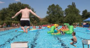 Unter freiem Himmel 1000 Besucher kamen alleine zum Ferienstart ins Freibad. Foto: Dorothée Schenk