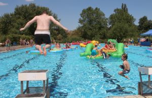 1000 Besucher kamen alleine zum Ferienstart ins Freibad. Foto: Dorothée Schenk