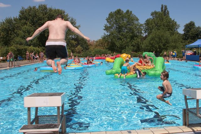 1000 Besucher kamen alleine zum Ferienstart ins Freibad. Foto: Dorothée Schenk