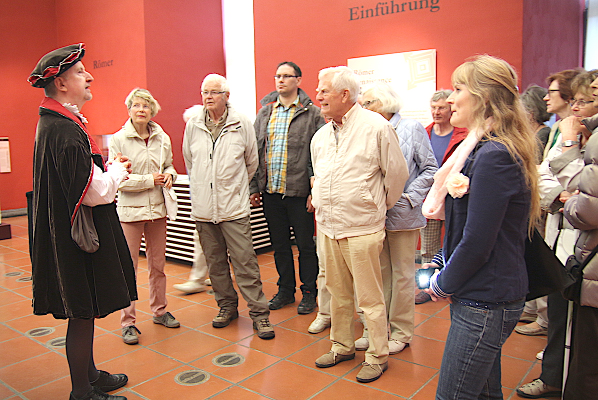 Walter Massmann, gerne auch mal als Herzog unterwegs, geleitet Interessierte durch "sein" Schloss. Foto/Archiv: Dorothée Schenk